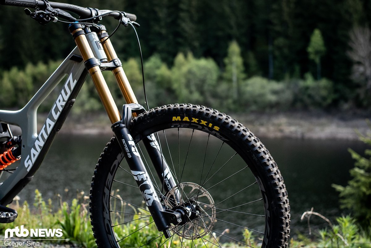 An der Front arbeitet wie bei den meisten Bikes im Testfeld die hochwertige Fox 49 Factory-Federgabel mit 200 mm Federweg. An der Front arbeitet wie bei den meisten Bikes im Testfeld die hochwertige Fox 49 Factory-Federgabel mit 200 mm Federweg.