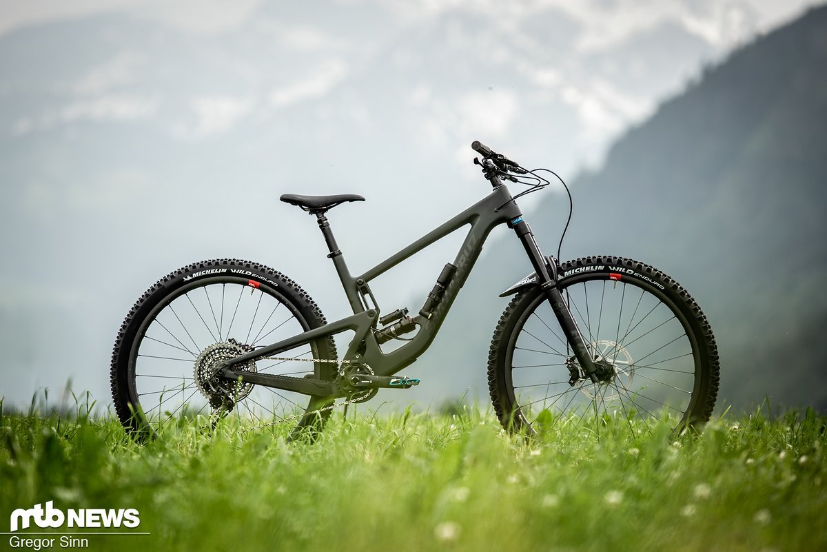 Mit dem Santa Cruz Megatower präsentieren die Amerikaner einen super Allrounder, mit dem man sowohl auf den verwinkelten Hometrails, als auch im Bikepark oder bei einer EWS auf seine Kosten kommt Mit dem Santa Cruz Megatower präsentieren die Amerikaner einen super Allrounder, mit dem man sowohl auf den verwinkelten Hometrails, als auch im Bikepark oder bei einer EWS auf seine Kosten kommt