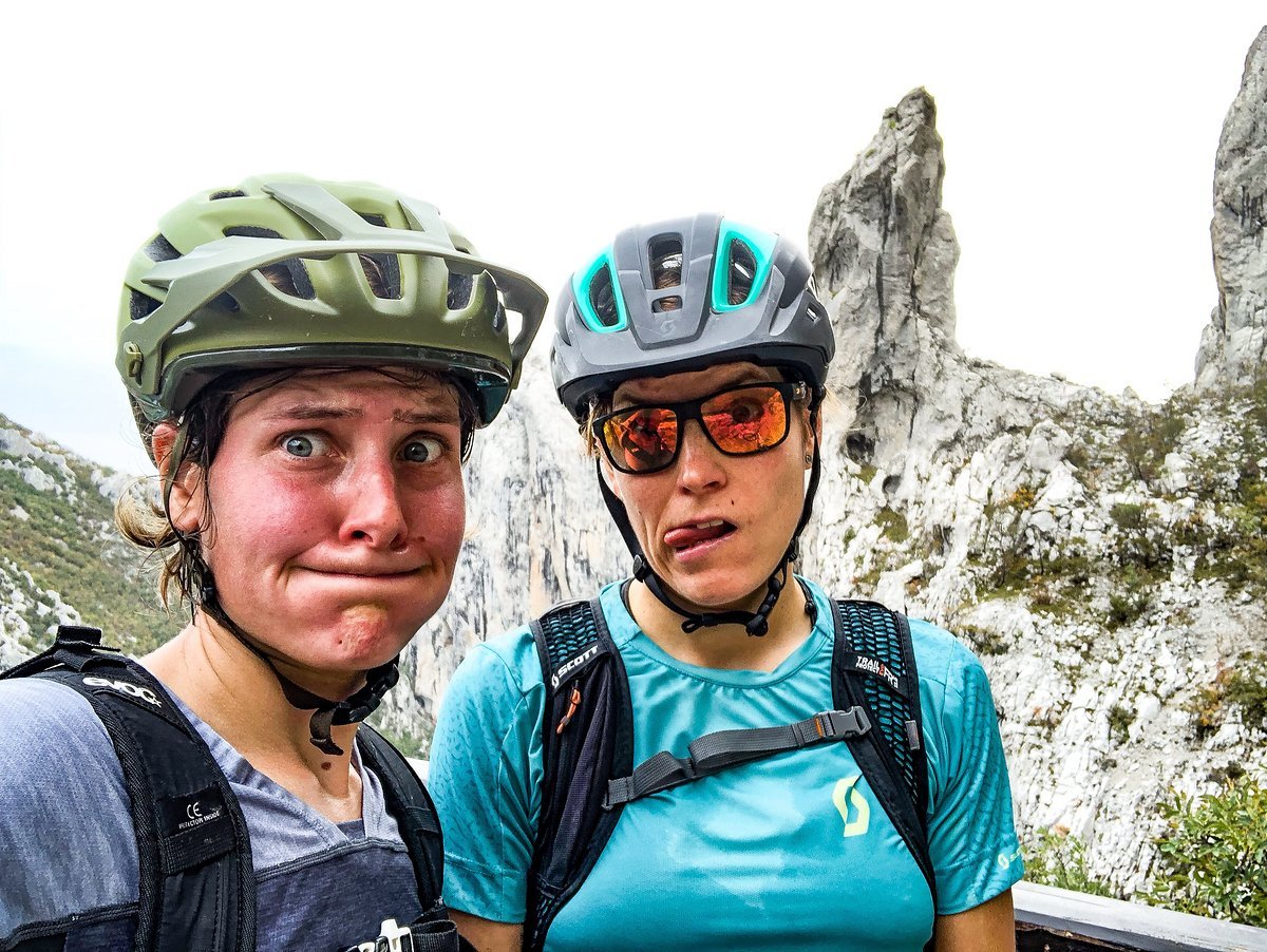 Hier können wir noch lachen. Zwei Stunden Biketragen später war die Stimmung nicht mehr ganz auf dem Höhepunkt Hier können wir noch lachen. Zwei Stunden Biketragen später war die Stimmung nicht mehr ganz auf dem Höhepunkt