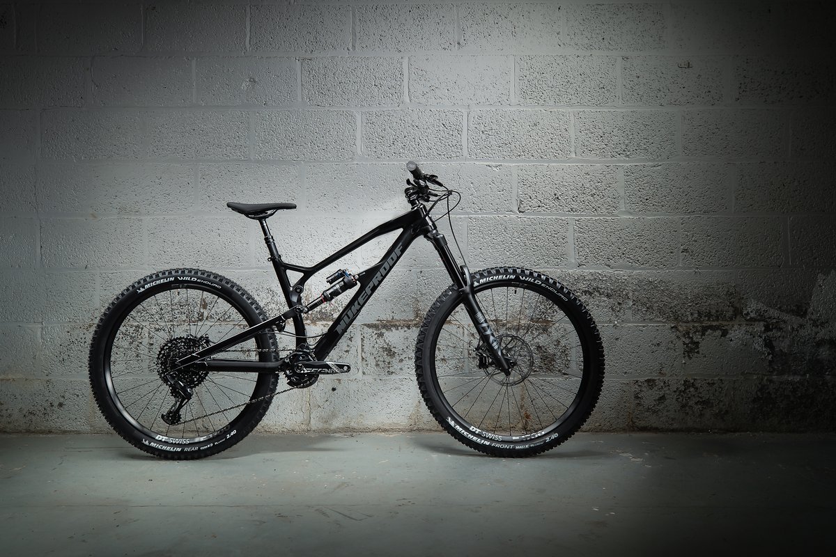 Fans von schwarzen Bikes mit schwarzen Details und schwarzen Anbauteilen werden die Pro-Version bevorzugen. Fans von schwarzen Bikes mit schwarzen Details und schwarzen Anbauteilen werden die Pro-Version bevorzugen.