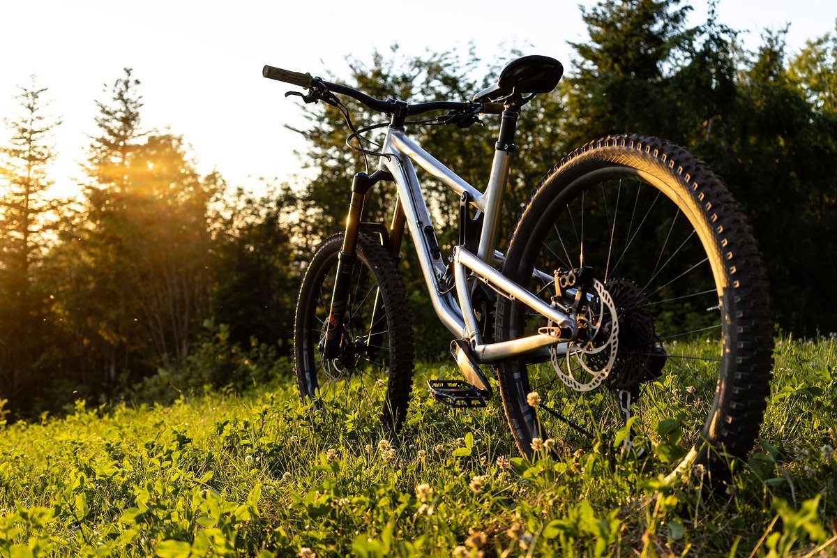 Verzögert wird mit einem Shigura Mix aus Shimano SLX Hebeln und Magura MT5 Sätteln Verzögert wird mit einem Shigura Mix aus Shimano SLX Hebeln und Magura MT5 Sätteln