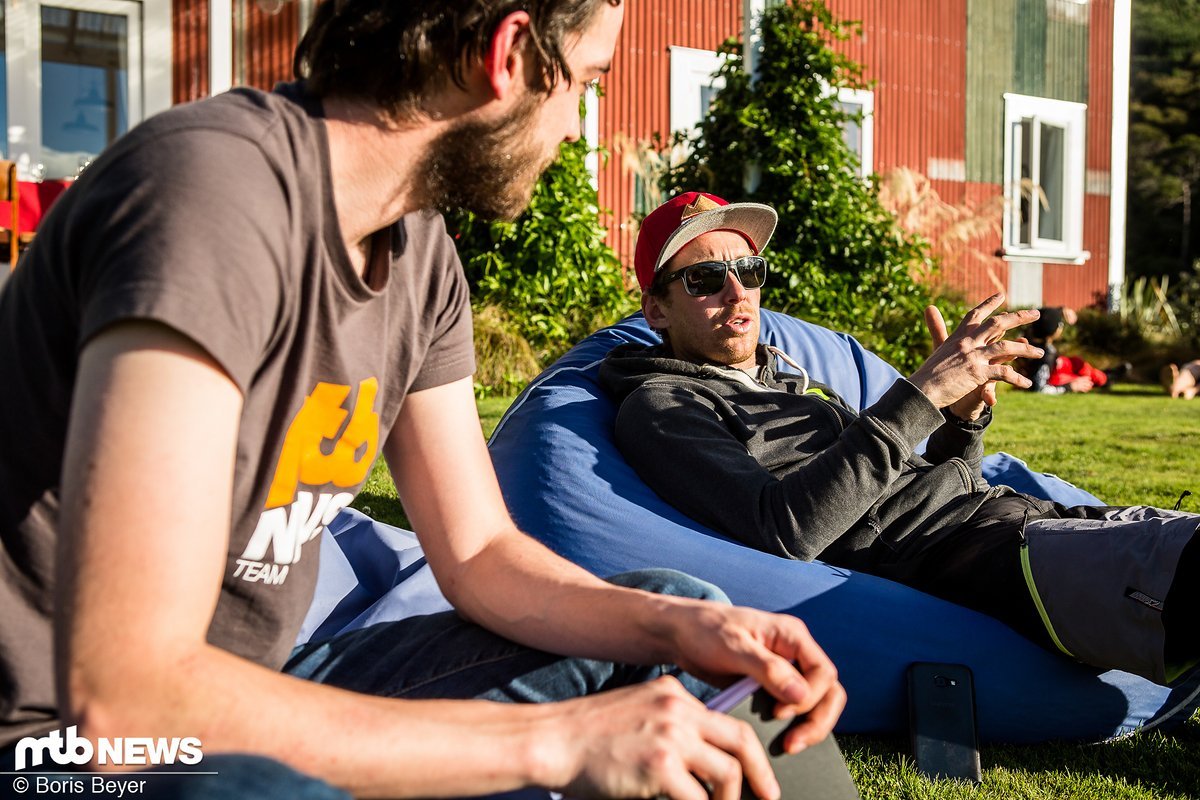 Es gibt schlechtere Stellen für ein Interview als einen sonnigen Garten im neuseeländischen Spätsommer … Es gibt schlechtere Stellen für ein Interview als einen sonnigen Garten im neuseeländischen Spätsommer …