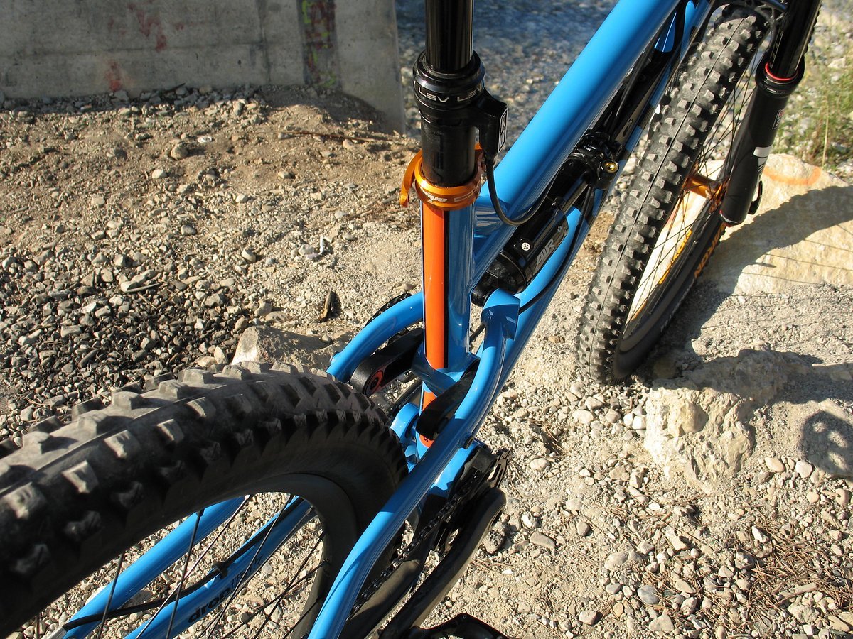 Als Sattelstütze ist eine Kind Shock LEV mit gekürzter Abschlusskappe und 150 mm Verstellweg verbaut Als Sattelstütze ist eine Kind Shock LEV mit gekürzter Abschlusskappe und 150 mm Verstellweg verbaut