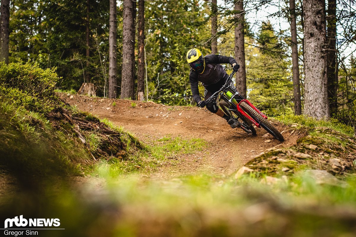 Wir haben die RockShox Boxxer Ultimate in unserem 29" Cube Two15-Testrad montiert und sind damit auf einge der härtesten Strecken Mitteleuropas gegangen Wir haben die RockShox Boxxer Ultimate in unserem 29" Cube Two15-Testrad montiert und sind damit auf einge der härtesten Strecken Mitteleuropas gegangen
