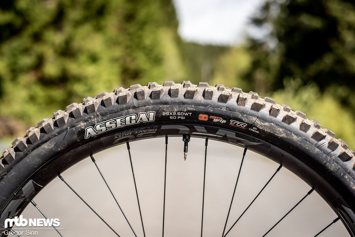 Vorne und hinten setzt Santa Cruz auf den von Teamfahrer Greg Minnaar entwickelten Maxxis Assegai-Reifen mit stabiler DH-Karkasse. Vorne und hinten setzt Santa Cruz auf den von Teamfahrer Greg Minnaar entwickelten Maxxis Assegai-Reifen mit stabiler DH-Karkasse.