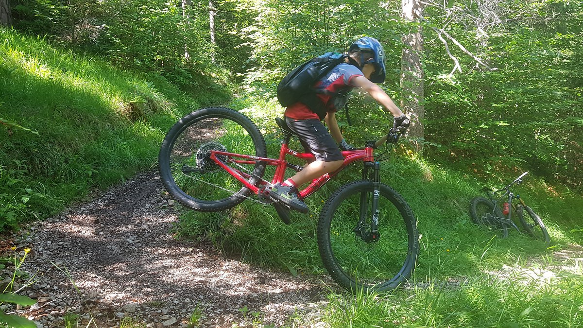 Wer schon in diesem Alter so elegant das Hinterrad versetzt, hat sich das schicke Bike definitiv verdient Wer schon in diesem Alter so elegant das Hinterrad versetzt, hat sich das schicke Bike definitiv verdient