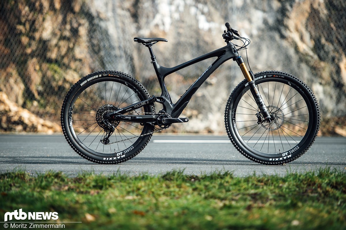 Mit dem Bold Unplugged Volume 2 zeigt der Schweizer Hersteller ein All Mountain-Bike, das Enduro-Bikes das Fürchten lehrt Mit dem Bold Unplugged Volume 2 zeigt der Schweizer Hersteller ein All Mountain-Bike, das Enduro-Bikes das Fürchten lehrt
