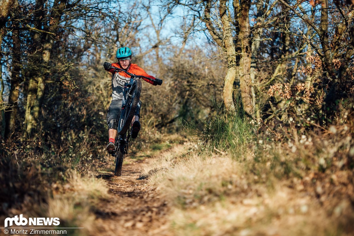 Trail-Hardtails erleben einen zweiten Frühling – das ist auch durchaus verständlich. Man kann damit große Touren fahren, muss sich jedoch nicht vor ruppigem Terrain fürchten und verbessert obendrein seine Fahrtechnik Trail-Hardtails erleben einen zweiten Frühling – das ist auch durchaus verständlich. Man kann damit große Touren fahren, muss sich jedoch nicht vor ruppigem Terrain fürchten und verbessert obendrein seine Fahrtechnik