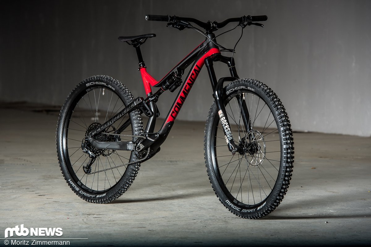 Das Commençal Meta AM Essential schlägt mit einem Preis von 2.999 € zu Buche und soll sich auf den Enduro-Rennstrecken dieser Welt am wohlsten fühlen Das Commençal Meta AM Essential schlägt mit einem Preis von 2.999 € zu Buche und soll sich auf den Enduro-Rennstrecken dieser Welt am wohlsten fühlen