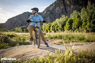 Das Dharco Mens Parts Shirt in der Farbe „Wahine“ (79,99 €) und der Gravity Pants in „dust“ (149,99 €) kam bei Hannes zum Einsatz. Das Dharco Mens Parts Shirt in der Farbe „Wahine“ (79,99 €) und der Gravity Pants in „dust“ (149,99 €) kam bei Hannes zum Einsatz.