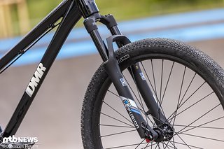 Gefedert wird mit einer X-Fusion Slant RC mit 100 mm Federweg Gefedert wird mit einer X-Fusion Slant RC mit 100 mm Federweg