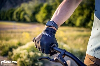Hannes trägt die Men's Race Gloves in schwarz Hannes trägt die Men's Race Gloves in schwarz