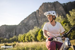 Lena trägt das Dharco Womens Short Sleeve Tech Tee und die Womens Gravity Pants Lena trägt das Dharco Womens Short Sleeve Tech Tee und die Womens Gravity Pants