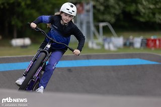 Laura trägt das komplette Race-Outfit, bestehend aus dem Youth Gravity Jersey (49,99 €) und der Youth Gravity Pants (99,99 €). Laura trägt das komplette Race-Outfit, bestehend aus dem Youth Gravity Jersey (49,99 €) und der Youth Gravity Pants (99,99 €).