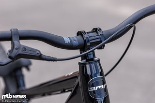 Auch das Cockpit mit Lenker, Vorbau und Griffen stammt aus eigenem Hause. Auch das Cockpit mit Lenker, Vorbau und Griffen stammt aus eigenem Hause.