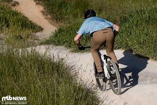Die Gravity Pants sind eng-sportlich geschnitten. Die Gravity Pants sind eng-sportlich geschnitten.