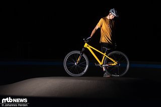 Marvin trägt das Mens Short Sleeve Tech Tee (54,99 €) und die Mens Gravity Shorts (99,95 €) Marvin trägt das Mens Short Sleeve Tech Tee (54,99 €) und die Mens Gravity Shorts (99,95 €)