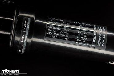 Auf dem linken Tauchrohr ist ein Aufkleber mit Luftdruckempfehlungen angebracht. Für eMTBs empfiehlt RockShox grundsätzlich 10 psi mehr zu fahren. Auf dem linken Tauchrohr ist ein Aufkleber mit Luftdruckempfehlungen angebracht. Für eMTBs empfiehlt RockShox grundsätzlich 10 psi mehr zu fahren.