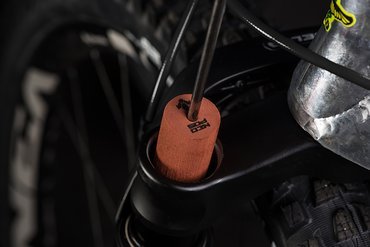 Der Ausbau kann per Hand oder mit einem 4 mm Inbus-Schlüssel erfolgen, den man in das Loch in der Mitte steckt. Der Ausbau kann per Hand oder mit einem 4 mm Inbus-Schlüssel erfolgen, den man in das Loch in der Mitte steckt.