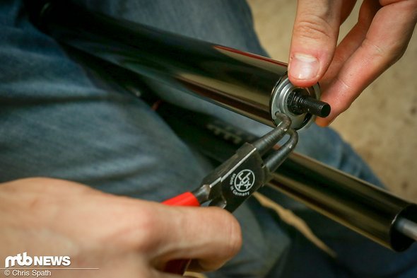 Ist die Federeinheit richtig im Standrohr eingesetzt, kann man den Sicherungsring einsetzen Ist die Federeinheit richtig im Standrohr eingesetzt, kann man den Sicherungsring einsetzen