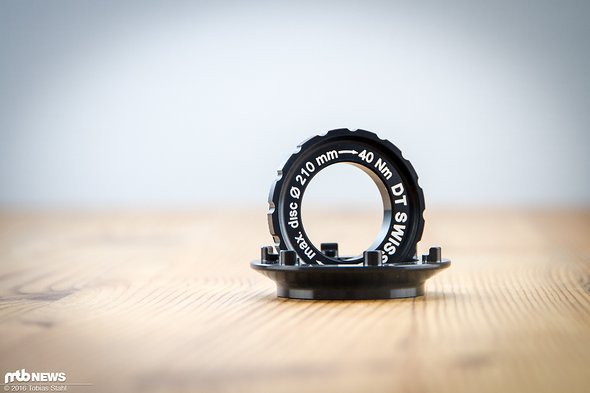 Die Adapter für konventionelle 6-Loch Bremsscheiben werden ebenso mitgeliefert wie der Verschlussring, den man zur Befestigung der Bremsscheibe braucht Die Adapter für konventionelle 6-Loch Bremsscheiben werden ebenso mitgeliefert wie der Verschlussring, den man zur Befestigung der Bremsscheibe braucht