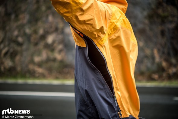 Die Belüftungsöffnungen unter den Armen sind großzügig dimensioniert und sorgen für jede Menge Luftzirkulation im Inneren der Jacke. Die Belüftungsöffnungen unter den Armen sind großzügig dimensioniert und sorgen für jede Menge Luftzirkulation im Inneren der Jacke.