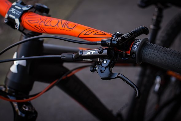 Gebrems wird mit der Shimano XT M8000 Bremsanlage, die Sattelhöhe wird mit einer RockShox Reverb mit 170 mm Verstellweg reguliert Gebrems wird mit der Shimano XT M8000 Bremsanlage, die Sattelhöhe wird mit einer RockShox Reverb mit 170 mm Verstellweg reguliert