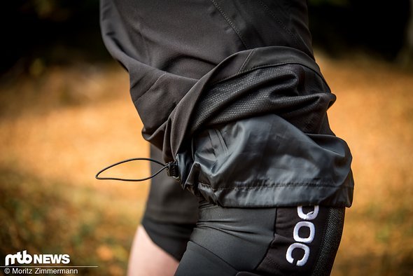 Dank zweigeteilter Konstruktion und Gummizug kann man bei ganz schlechtem Wetter die innere Lage der Hose bündig auf den Knieschoner ziehen. Dank zweigeteilter Konstruktion und Gummizug kann man bei ganz schlechtem Wetter die innere Lage der Hose bündig auf den Knieschoner ziehen.