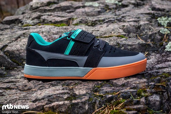 Die Skate-Inspiration ist nicht abzustreiten, allerdings gibt sich der Vectal mit seiner Lasche über den Schnürsenkeln und der sehr dicken Sohle als MTB-Schuh zu erkennen. Die Skate-Inspiration ist nicht abzustreiten, allerdings gibt sich der Vectal mit seiner Lasche über den Schnürsenkeln und der sehr dicken Sohle als MTB-Schuh zu erkennen.