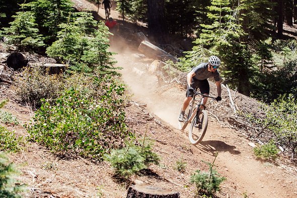 Mit dem Epic Hardtail kann man es ganz schön stauben lassen – die straffe Federung verlangt zwar eine aktive Fahrweise, sorgt aber für massig Vortrieb Mit dem Epic Hardtail kann man es ganz schön stauben lassen – die straffe Federung verlangt zwar eine aktive Fahrweise, sorgt aber für massig Vortrieb
