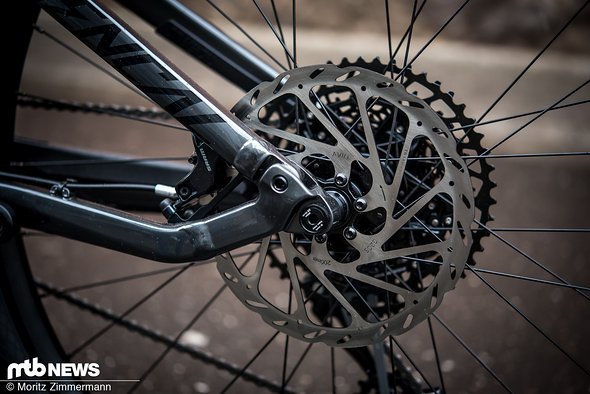 Im Hinterbau versteckt sich eine SRAM Guide T-Bremse, die mit einer 200 mm große Bremsscheibe für eine rasche Verzögerung sorgt. Im Hinterbau versteckt sich eine SRAM Guide T-Bremse, die mit einer 200 mm große Bremsscheibe für eine rasche Verzögerung sorgt.