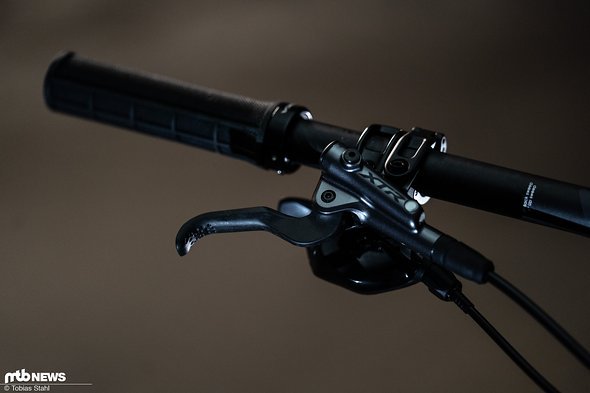 Die von Haus aus verbaute Shimano XT-Scheibenbremse habe ich gegen eine leichtere XTR getauscht. Bei der Montage des Sram Schalthebels wird es eng. Die von Haus aus verbaute Shimano XT-Scheibenbremse habe ich gegen eine leichtere XTR getauscht. Bei der Montage des Sram Schalthebels wird es eng.