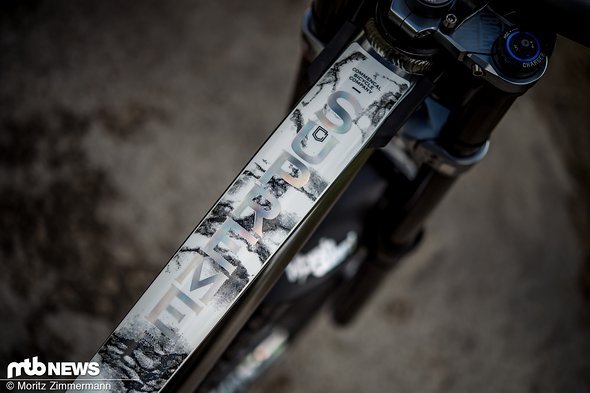 Darfs ein bisschen Bling sein? Der Rahmen der Worlds Edition sticht definitiv aus der Masse der mattschwarzen Bikes heraus. Darfs ein bisschen Bling sein? Der Rahmen der Worlds Edition sticht definitiv aus der Masse der mattschwarzen Bikes heraus.