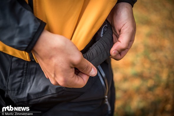 Der Bund der wasserfesten Hose ist elastisch, auf ein Verstellsystem per Velcro muss man hingegen verzichten. Der Bund der wasserfesten Hose ist elastisch, auf ein Verstellsystem per Velcro muss man hingegen verzichten.