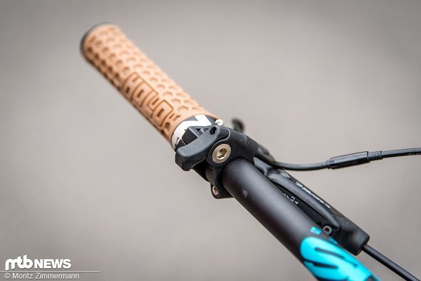 Der kleine Hebel der Kind Shock-Sattelstütze ist zwar etwas weniger ergonomisch als ein Trigger-Hebel, erfüllt aber seinen Zweck tadellos. Der kleine Hebel der Kind Shock-Sattelstütze ist zwar etwas weniger ergonomisch als ein Trigger-Hebel, erfüllt aber seinen Zweck tadellos.