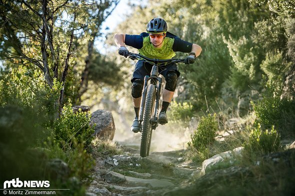 ... dank der stabilen und ausbalancierten Geometrie lässt sich das Trailbike jedoch trotzdem noch gut kontrollieren und auf Linie halten. Das kostet allerdings Kraft. ... dank der stabilen und ausbalancierten Geometrie lässt sich das Trailbike jedoch trotzdem noch gut kontrollieren und auf Linie halten. Das kostet allerdings Kraft.