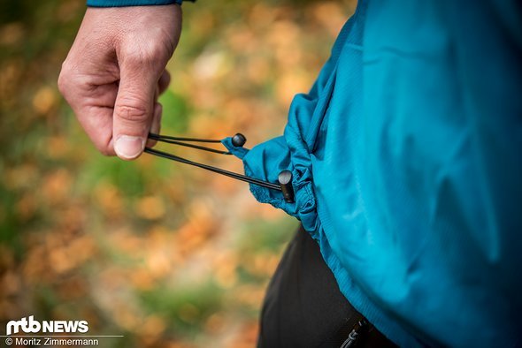 Über einen Kordelzug lässt sich die Weite am Bund anpassen. Insgesamt ist die dünne Jacke recht weit geschnitten. Über einen Kordelzug lässt sich die Weite am Bund anpassen. Insgesamt ist die dünne Jacke recht weit geschnitten.