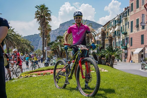 Retro-Trikot trifft aktuelles Race-Bike: Das Spark RC 900 World Cup vor dem Start der 24h Finale Ligure Retro-Trikot trifft aktuelles Race-Bike: Das Spark RC 900 World Cup vor dem Start der 24h Finale Ligure