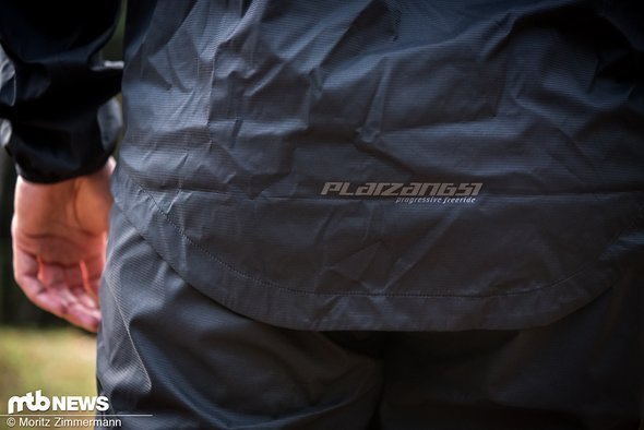 Im Rückenbereich ist die schwarze Jacke angenehm lang geschnitten. Insgesamt ist die Passform gelungen. Im Rückenbereich ist die schwarze Jacke angenehm lang geschnitten. Insgesamt ist die Passform gelungen.