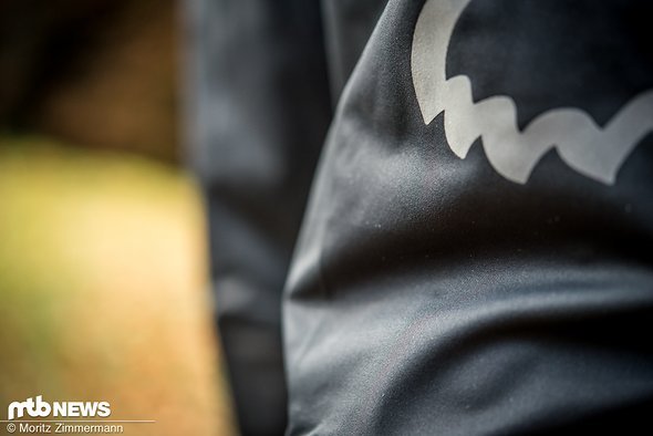 Mit der Fox Attack Water Pants schicken die Amerikaner eine wasserfeste Hose ins Rennen, mit der es sich dennoch sehr gut pedalieren lässt. Mit der Fox Attack Water Pants schicken die Amerikaner eine wasserfeste Hose ins Rennen, mit der es sich dennoch sehr gut pedalieren lässt.