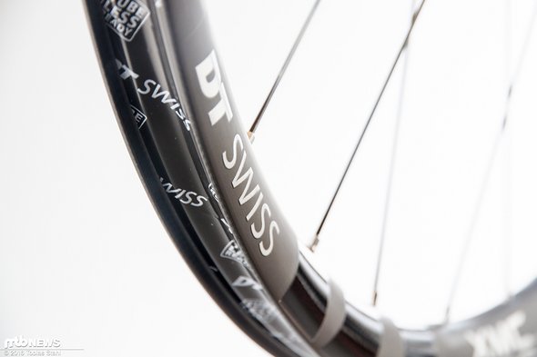 Von Haus aus liefert DT Swiss die XMC 1200 Spline Laufräder mit eingeklebtem Felgenband aus, so dass direkt mit dem schlauchlosen Aufbau begonnen werden kann Von Haus aus liefert DT Swiss die XMC 1200 Spline Laufräder mit eingeklebtem Felgenband aus, so dass direkt mit dem schlauchlosen Aufbau begonnen werden kann