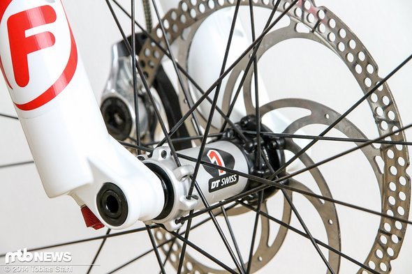 Die Optik der sehr schlanken Vorderradnabe - geschuldet dem besonderen Fertigungsverfahren und dem Fakt, dass keine 20 mm Achse gefahren werden kann Die Optik der sehr schlanken Vorderradnabe - geschuldet dem besonderen Fertigungsverfahren und dem Fakt, dass keine 20 mm Achse gefahren werden kann