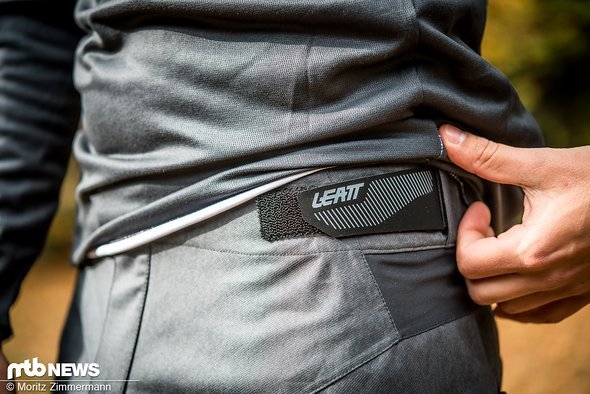 Über zwei große Velcro-Streifen am Bund lässt sich die Weite gut anpassen Über zwei große Velcro-Streifen am Bund lässt sich die Weite gut anpassen