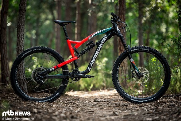 Wie das Nukeproof Mega 275c RS rollt auch das Lapierre Spicy Team Ultimate auf 27,5"-Laufrädern, setzt allerdings auf einen Coil-Dämpfer am Heck Wie das Nukeproof Mega 275c RS rollt auch das Lapierre Spicy Team Ultimate auf 27,5"-Laufrädern, setzt allerdings auf einen Coil-Dämpfer am Heck