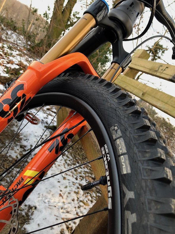 Syntace W33i Laufradsatz mitsamt dickem Schwalbe Magic Mary Reifen an der Front Syntace W33i Laufradsatz mitsamt dickem Schwalbe Magic Mary Reifen an der Front
