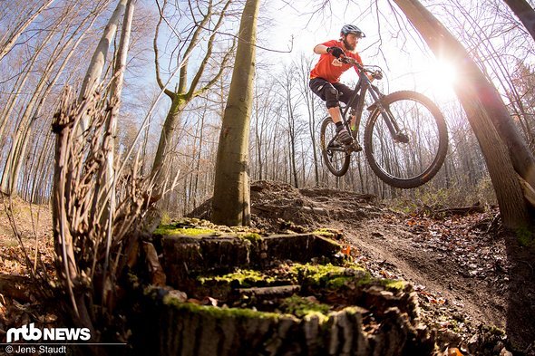 Trotz 135 mm am Heck bietet das Banshee ausreichend Reserven Trotz 135 mm am Heck bietet das Banshee ausreichend Reserven