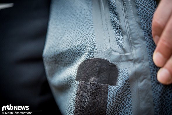 Bei der Agent-Jacke setzt Race Face auf eine elastische mehrlagige Konstruktion und von innen versiegelte Nähte. Bei der Agent-Jacke setzt Race Face auf eine elastische mehrlagige Konstruktion und von innen versiegelte Nähte.