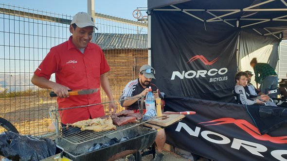 Cristean von Belda Cycles hat alles gegeben und uns nach dem Rennen sogar noch mit einem BBQ (Parilla genannt) verwöhnt Cristean von Belda Cycles hat alles gegeben und uns nach dem Rennen sogar noch mit einem BBQ (Parilla genannt) verwöhnt