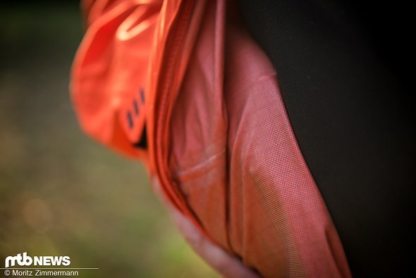 Durch das dünne und flexible Material fühlt sich die 100% Hydromatic nach einem leichten Windbreaker an Durch das dünne und flexible Material fühlt sich die 100% Hydromatic nach einem leichten Windbreaker an