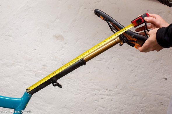 Inklusive Sattel ergibt sich eine Gesamtlänge von 490 mm an der Fox Transfer mit 150 mm Hub Inklusive Sattel ergibt sich eine Gesamtlänge von 490 mm an der Fox Transfer mit 150 mm Hub